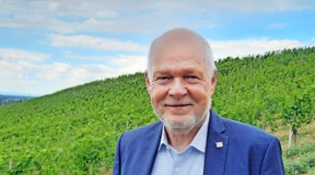 Ein Hotelier im Weinberg