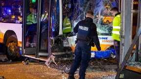 Polizei wertet Videoaufnahmen nach Busunfall  aus