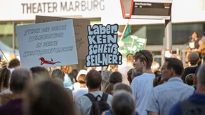 Tausende protestieren gegen Rechtsextremisten Sellner
