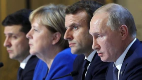 Mehr Deutsche vertrauen Macron eher als Merkel