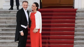 Sie liegt zu seinen Füßen