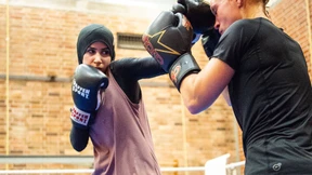 Kämpferin mit Kopftuch setzt sich durch