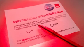 Knappe Mehrheit der SPD-Anhänger für große Koalition