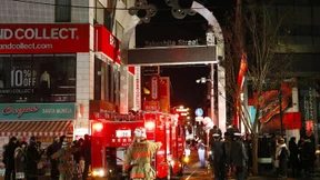 Auto fährt in Menschenmenge