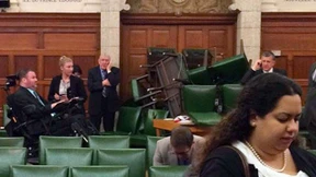 Abgeordnete dokumentieren den Schrecken auf Twitter