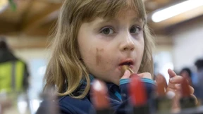 Kann man mit Jubel und Wohlstandsmüll Flüchtlingen helfen?