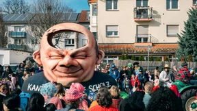 Fastnachtszug durch autofreies Klaa Paris