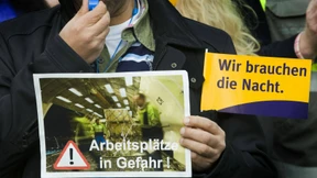 Arbeiter und Vorstand protestieren gegen Nachtflugverbot