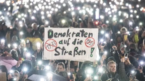 Menschenkette um den Reichstag gegen Rechtsextremismus