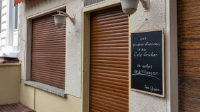 Frau Gruber macht dicht