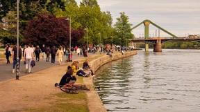 Mit der Badehose im Springbrunnen
