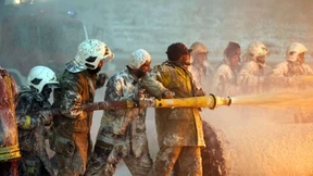 Feuerwehr löscht Brand in wichtigem Ölhafen