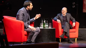 Zwei Genossen im Nachtclub