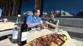 Kulinarischer Winterzauber, Genuss und herrliche Aussichten auf den Sonnenterrassen der Schweizer Berge