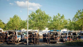 Fremdenfeindlicher Mob attackiert Bus mit Flüchtlingen