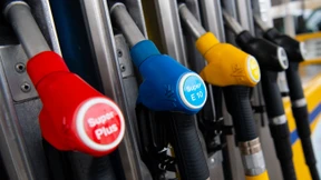 Autofahrer in NRW verursacht Explosion an Tankstelle und flüchtet