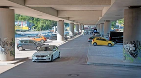 Ein Plätzchen unter der Autobahnbrücke