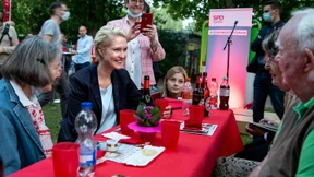 Als stünde sie allein im Ring