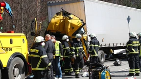 30 Notrufe wegen brennender Gartenhütte – Lastwagen rast in Stauende