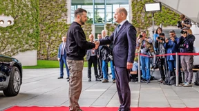 Scholz sagt der Ukraine mehr Waffen zu