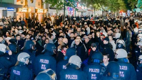 1300 Polizisten halten Demonstranten in Schach