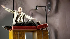 Im Hintergrund ein Rauschen