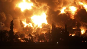 Ölraffinerie bei Großfeuer zum Teil zerstört