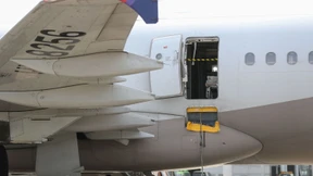 Flugzeugpassagier öffnet im Landeanflug Notausgang