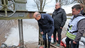 Der Kanzler kommt in Gummistiefeln