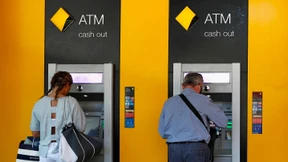 Im Urlaub günstig an Geld kommen