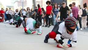 Mehr als hundert Menschen krabbeln durch Manhattan