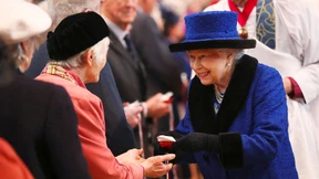 Die Queen gibt einen aus