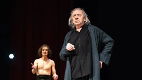 Mit einem Augenaufschlag einen Abgrund aufreißen