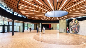 Die Sonne scheint wieder in die Halle