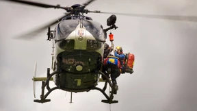 Helfer kommen aus der Luft