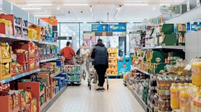 Ohne Maske an der Supermarktkasse