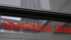 Sparkasse geht im Streit um Scala-Verträge auf Sparer zu