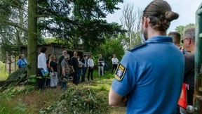 Nachgespielte Schüsse im Gestrüpp