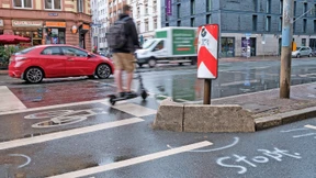 Polizei sucht Zeugen des tödlichen E-Scooter-Unfalls in Frankfurt