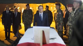 Hollande verneigt sich vor Särgen