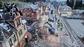 Toter in den Trümmern von Mehrfamilienhaus gefunden