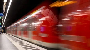 S-Bahn-Surfer fängt Feuer