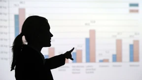 Zwei von drei weiblichen Führungskräften fühlen sich unterbezahlt