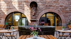 Frühstücken im Innenhof des Landesmuseums