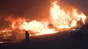 Tausende Menschen von Feuern eingeschlossen