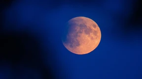 Rostrot steht der Erdtrabant am Himmel