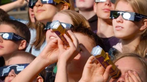 Sofi-Brillen werden knapp in Hessen