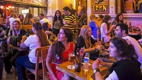 Bikinis + Schnaps = Fortschritt