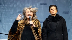 Mehr als 13.000 marschieren mit Wagenknecht und Schwarzer