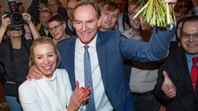 Amtsinhaber Burkhard Jung setzt sich knapp durch